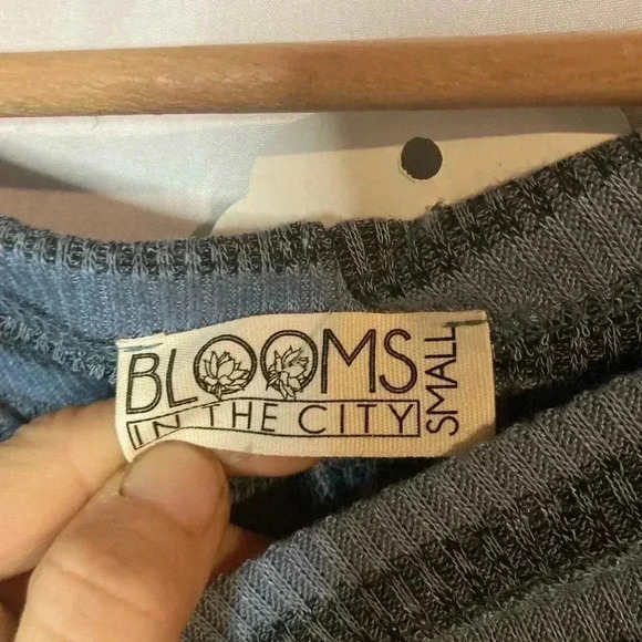 Blooms in the city long sleeve top size small - Picture 3 of 6